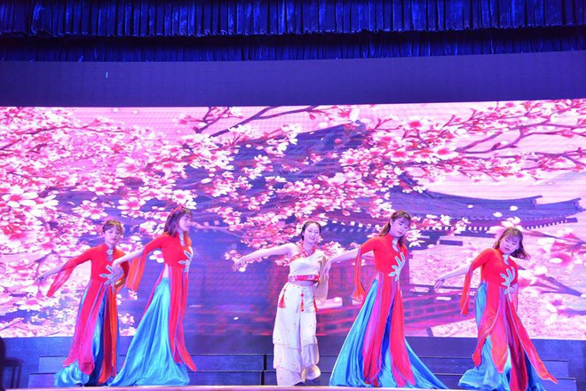 Báo Trung Quốc đồng loạt đưa tin về cuộc thi tài năng sinh viên tiếng Trung tổ chức tại Đại học Hà Nội - Ảnh 7.