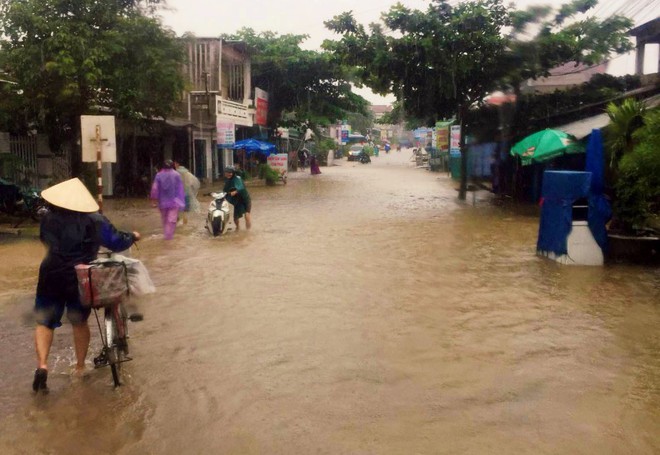 Bình Định: Mưa lớn 2 ngày liên tục khiến nước lũ lên nhanh, nhiều nhà dân bị cô lập - Ảnh 7.
