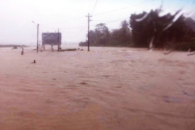 Bình Định: Mưa lớn 2 ngày liên tục khiến nước lũ lên nhanh, nhiều nhà dân bị cô lập - Ảnh 5.