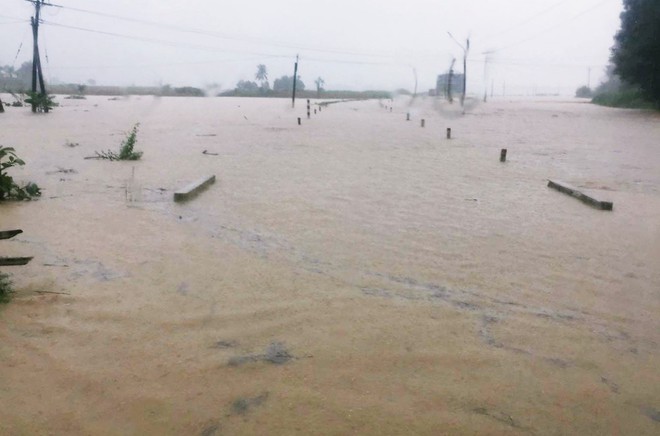 Bình Định: Mưa lớn 2 ngày liên tục khiến nước lũ lên nhanh, nhiều nhà dân bị cô lập - Ảnh 4.
