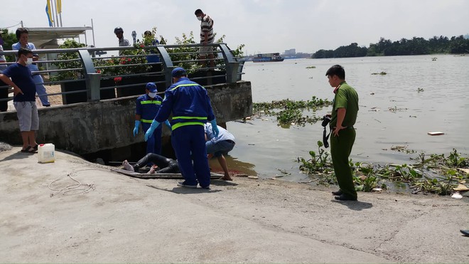 Người d&acirc;n đ&aacute;nh c&aacute; hốt hoảng ph&aacute;t hiện thi thể thanh ni&ecirc;n tr&ocirc;i gần bến bu&yacute;t s&ocirc;ng S&agrave;i G&ograve;n - Ảnh 1.