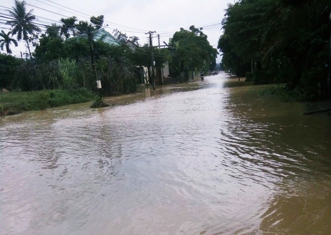 Bình Định: Mưa lớn 2 ngày liên tục khiến nước lũ lên nhanh, nhiều nhà dân bị cô lập - Ảnh 1.