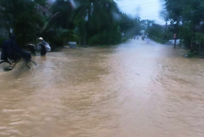 Bình Định: Mưa lớn 2 ngày liên tục khiến nước lũ lên nhanh, nhiều nhà dân bị cô lập - Ảnh 6.