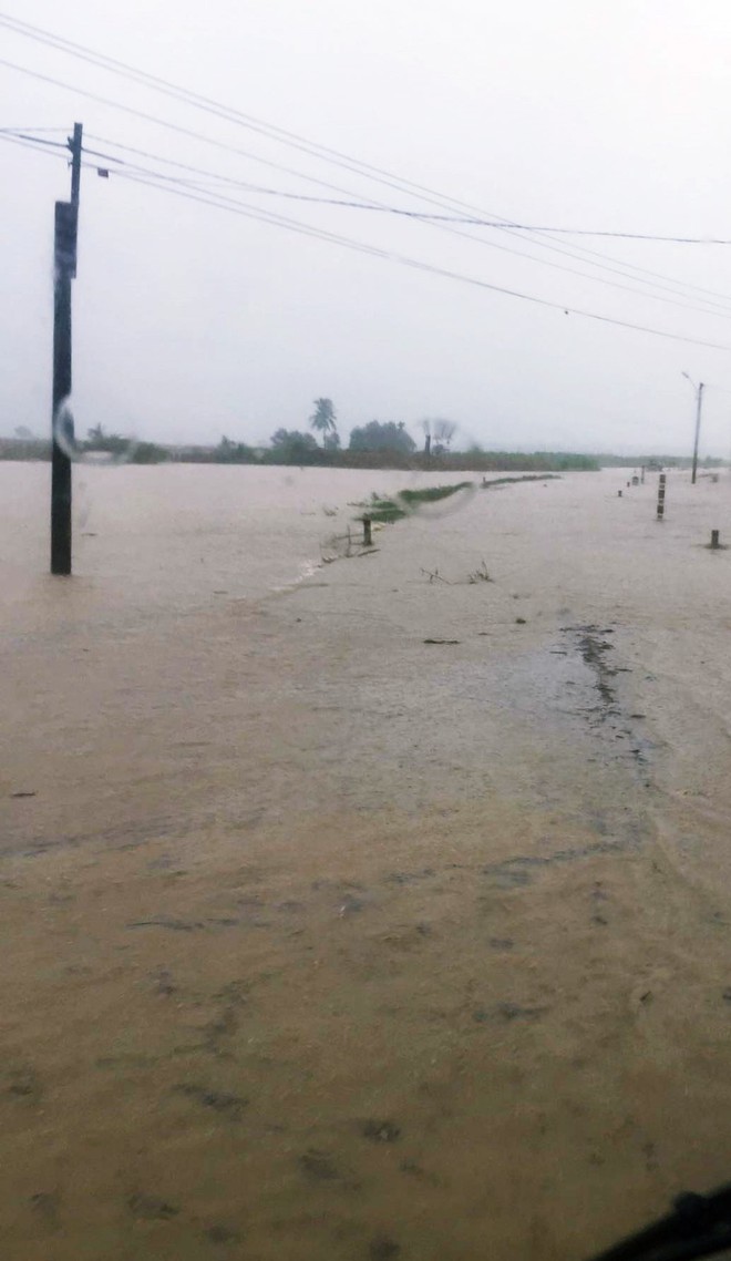 Bình Định: Mưa lớn 2 ngày liên tục khiến nước lũ lên nhanh, nhiều nhà dân bị cô lập - Ảnh 3.