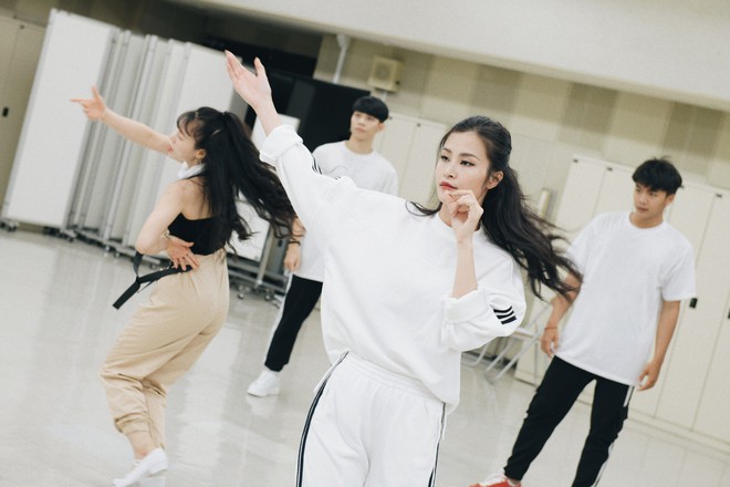 Trước giờ G, Đ&ocirc;ng Nhi tập luyện căng thẳng cho m&agrave;n ra mắt ca kh&uacute;c mới tại Nhật Bản - Ảnh 1.