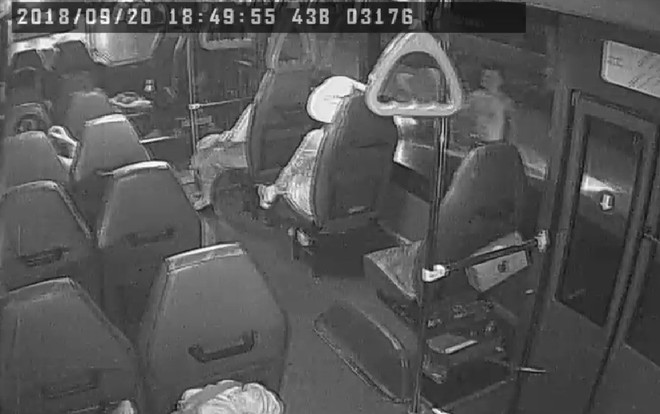 Thanh niên xăm trổ cầm mã tấu tấn công xe buýt ở Đà Nẵng khiến nhiều hành khách hoảng sợ - Ảnh 1.