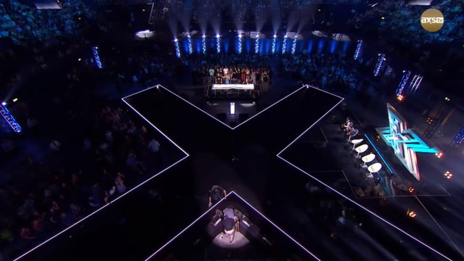 Cả trường quay náo loạn khi thí sinh X-Factor bất ngờ ngã ngửa khỏi sân khấu - Ảnh 7.