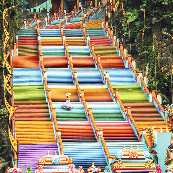 Dân sành sống ảo đang đổ xô check-in tại cầu thang 7 sắc cầu vồng đẹp như lối vào thiên đường - Ảnh 3.