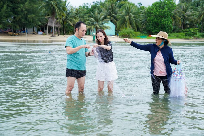 Thu Trang - Tiáº¿n Luáº­t hÄng hÃ¡i Äi phÆ°á»£t trong mÆ°a giá»¯a Äáº£o ngá»c PhÃº Quá»c - áº¢nh 6.