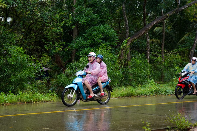 Thu Trang - Tiến Luật hăng hái đi phượt trong mưa giữa đảo ngọc Phú Quốc - Ảnh 2.