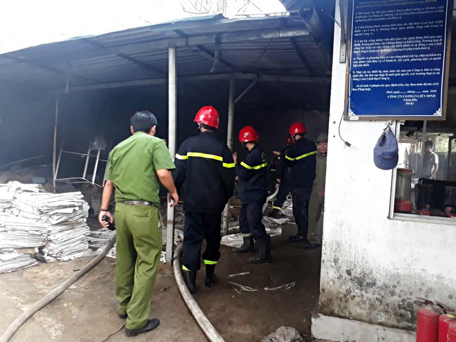 Sau tiếng nổ lớn, kho chứa h&agrave;ng ghế xuất khẩu ở Huế bị lửa thi&ecirc;u rụi - Ảnh 11.