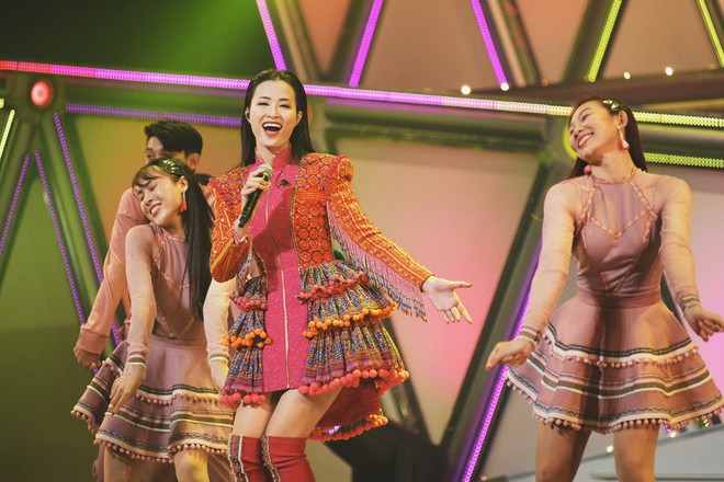 Clip đang hot: Đông Nhi “bắn” tiếng Nhật lưu loát đến ngỡ ngàng trên sân khấu Nhật Bản khiến fan Việt nức lòng - Ảnh 6.
