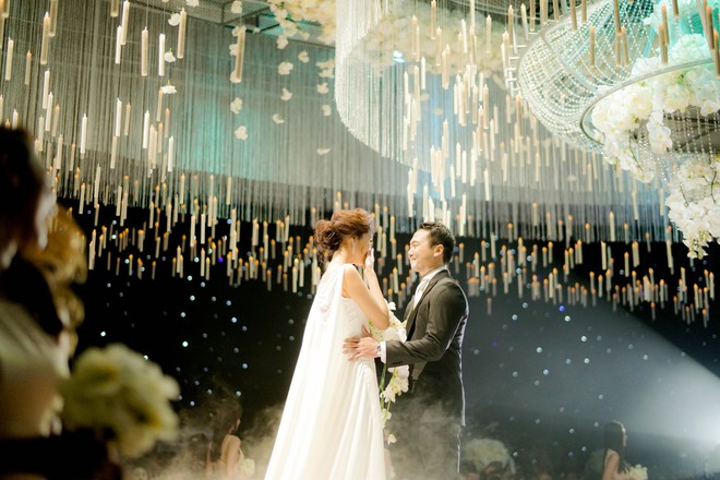 Ảnh đẹp: Những khoảnh khắc hạnh phúc, ngọt ngào nhất trong đám cưới của Lan Khuê và John Tuấn Nguyễn - Ảnh 2.