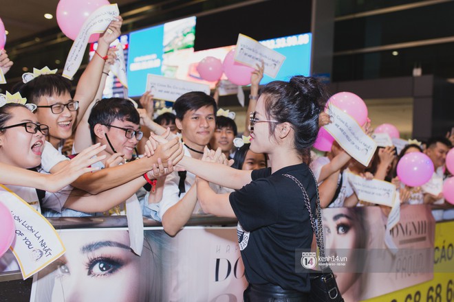 Trở về nước sau m&agrave;n tr&igrave;nh diễn tuyệt vời tại Nhật Bản, Đ&ocirc;ng Nhi lọt thỏm trong v&ograve;ng v&acirc;y của đội fan h&ugrave;ng hậu  - Ảnh 4.