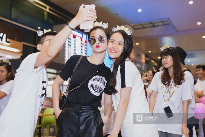 Trở về nước sau m&agrave;n tr&igrave;nh diễn tuyệt vời tại Nhật Bản, Đ&ocirc;ng Nhi lọt thỏm trong v&ograve;ng v&acirc;y của đội fan h&ugrave;ng hậu  - Ảnh 12.