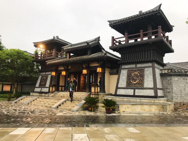 Cho&aacute;ng với phim trường ho&agrave;nh tr&aacute;ng chẳng k&eacute;m c&aacute;c bom tấn truyền h&igrave;nh của Song Thế Sủng Phi 2 - Ảnh 4.