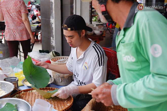 Quán xôi gói bằng lá sen mỗi sáng chỉ bán 3 tiếng là hết veo, người Sài Gòn xếp hàng nườm nượp chờ mua - Ảnh 4.