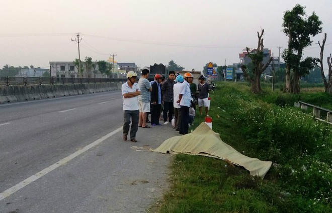 Nam thanh ni&ecirc;n tử vong b&ecirc;n vệ đường trong tư thế &ocirc;m đầu - Ảnh 1.