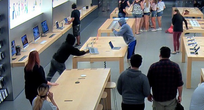 Sợ bị cướp thêm nhiều lần nữa, Apple Store mời hẳn cảnh sát tới để bảo vệ cửa hàng - Ảnh 2.