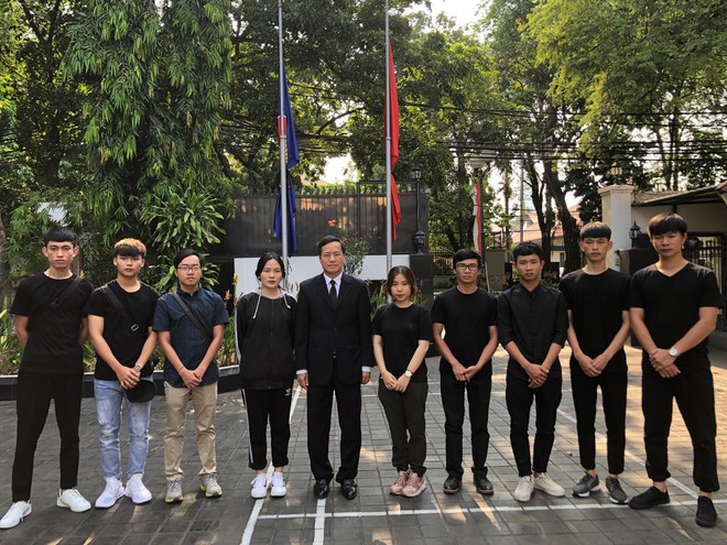 10 sinh viên Việt Nam ở vùng động đất tại Indonesia về nước - Ảnh 1.