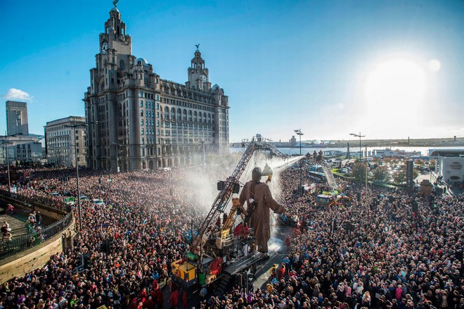 Khi 3 con rối khổng lồ lạc bước đến Liverpool: đám đông hàng ngàn người cũng trở nên thật nhỏ bé - Ảnh 17.