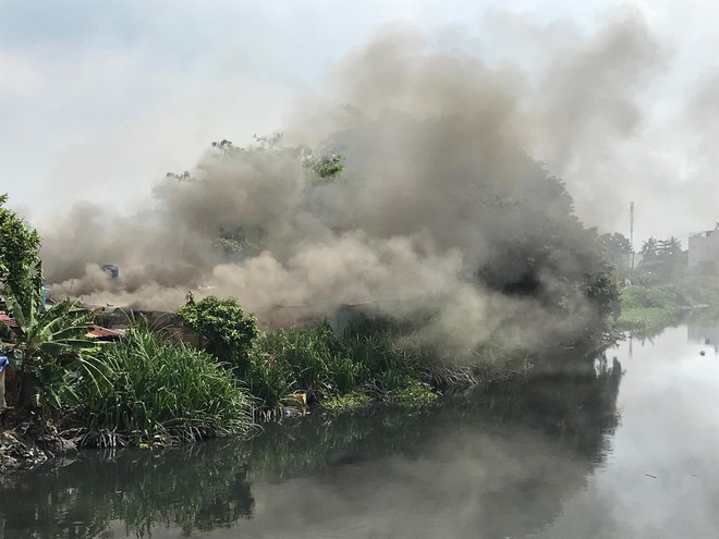 Kh&oacute;i lửa bao tr&ugrave;m cơ sở thu mua ve chai cạnh d&atilde;y nh&agrave; trọ ở S&agrave;i G&ograve;n, h&agrave;ng chục người bỏ chạy t&aacute;n loạn - Ảnh 1.