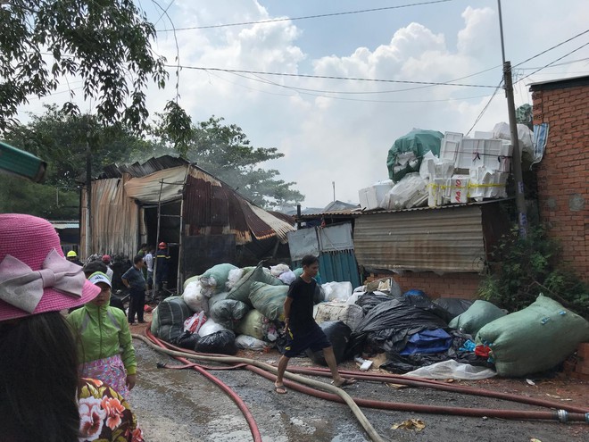 Kh&oacute;i lửa bao tr&ugrave;m cơ sở thu mua ve chai cạnh d&atilde;y nh&agrave; trọ ở S&agrave;i G&ograve;n, h&agrave;ng chục người bỏ chạy t&aacute;n loạn - Ảnh 3.