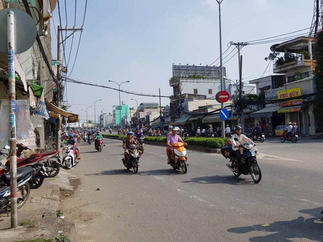 2 nhóm giang hồ cầm hung khí chém nhau kinh hoàng trên cầu Nhị Thiên Đường ở Sài Gòn  - Ảnh 2.