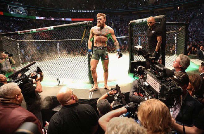 Gã điên McGregor thua đau trong lần tái xuất, tạo ra vụ ẩu đả chưa từng có trong lịch sử UFC - Ảnh 3.