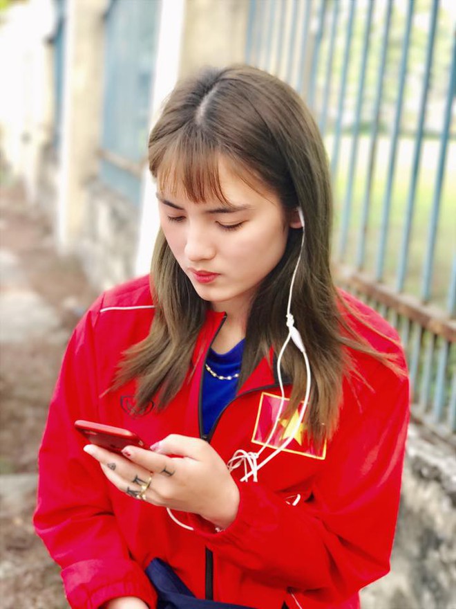 Chưa kịp vui khi t&igrave;m được danh t&iacute;nh cầu thủ hot girl, anh em đ&agrave;nh tiếc h&ugrave;i hụi v&igrave; điều n&agrave;y  - Ảnh 1.