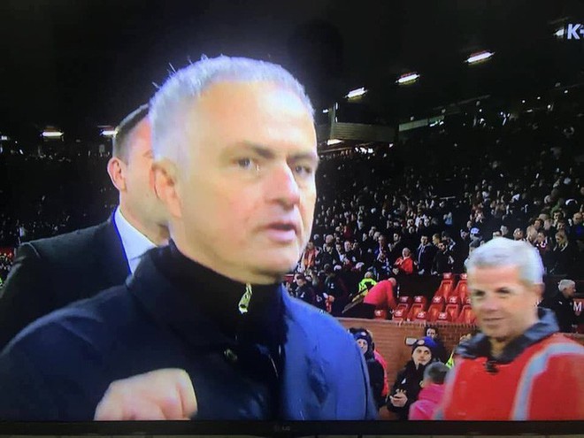 Nhà đài hết hồn khi Mourinho phũ phàng hất nước vào máy quay truyền hình - Ảnh 5.