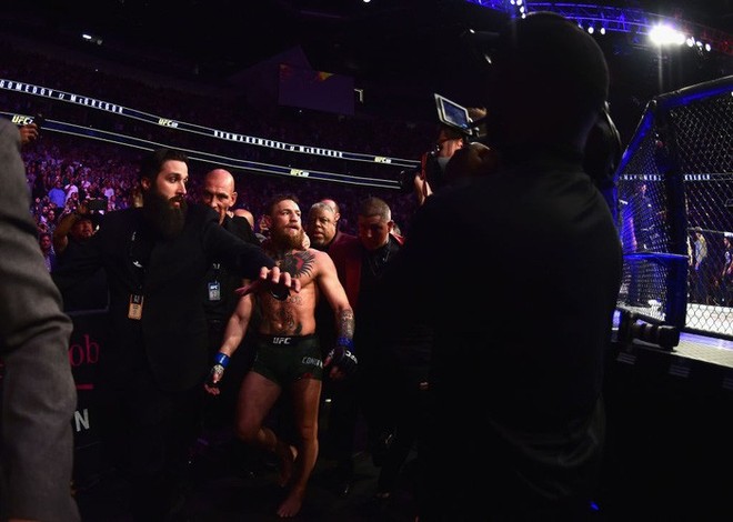 Gã điên McGregor thua đau trong lần tái xuất, tạo ra vụ ẩu đả chưa từng có trong lịch sử UFC - Ảnh 13.