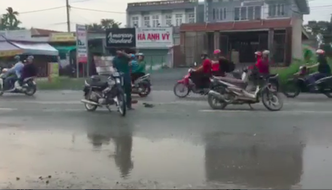 2 xe máy đối đầu trực diện, 3 người nằm bất động trên đường ở Sài Gòn - Ảnh 2.