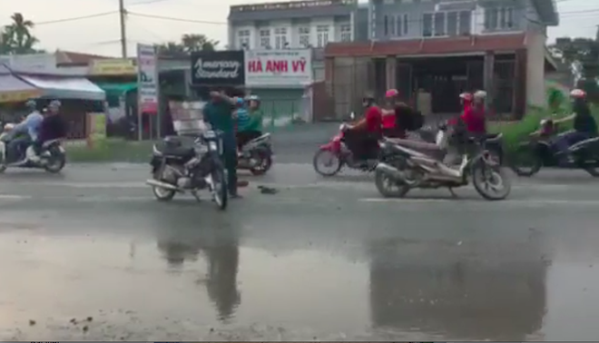 2 xe m&aacute;y đối đầu trực diện, 3 người nằm bất động tr&ecirc;n đường ở S&agrave;i G&ograve;n - Ảnh 2.