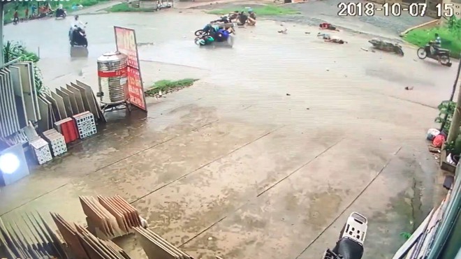 2 xe m&aacute;y đối đầu trực diện, 3 người nằm bất động tr&ecirc;n đường ở S&agrave;i G&ograve;n - Ảnh 1.