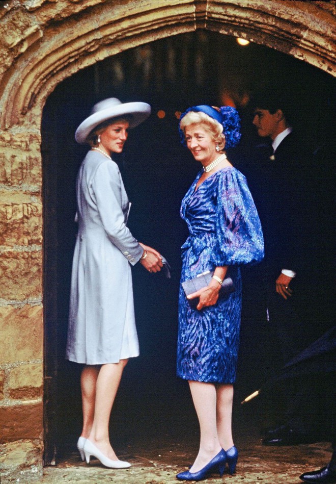 Đi đ&aacute;m cưới m&agrave; diện n&agrave;o jumpsuit, n&agrave;o đồ menswear, C&ocirc;ng nương Diana ch&iacute;nh l&agrave; nữ nh&acirc;n Ho&agrave;ng gia c&oacute; style dự đ&aacute;m cưới chất chơi nhất - Ảnh 10.