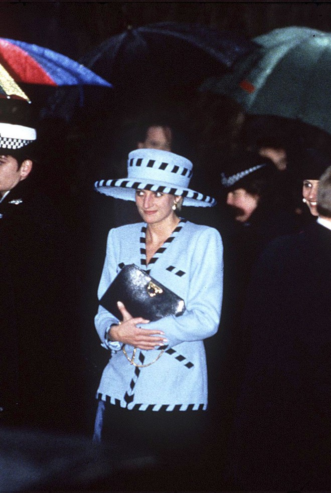 Đi đám cưới mà diện nào jumpsuit, nào đồ menswear, Công nương Diana chính là nữ nhân Hoàng gia có style dự đám cưới chất chơi nhất - Ảnh 12.