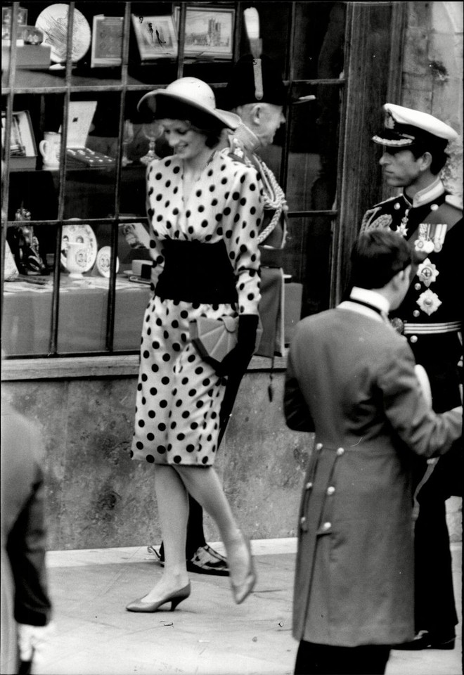 Đi đ&aacute;m cưới m&agrave; diện n&agrave;o jumpsuit, n&agrave;o đồ menswear, C&ocirc;ng nương Diana ch&iacute;nh l&agrave; nữ nh&acirc;n Ho&agrave;ng gia c&oacute; style dự đ&aacute;m cưới chất chơi nhất - Ảnh 6.