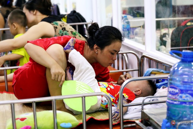 Dịch tay chân miệng bùng phát khó lường ở Sài Gòn: Bệnh viện quá tải, bố mẹ trắng đêm chăm con - Ảnh 7.