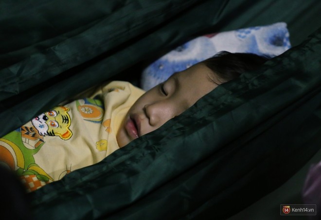 Dịch tay chân miệng bùng phát khó lường ở Sài Gòn: Bệnh viện quá tải, bố mẹ trắng đêm chăm con - Ảnh 16.