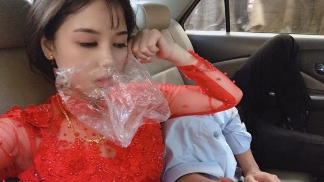 Hình ảnh cô dâu say xe bịt mũi bằng giấy ăn, đeo túi bóng trên miệng nhưng trước khi sấp mặt vẫn phải selfie khiến nhiều người bật cười - Ảnh 2.