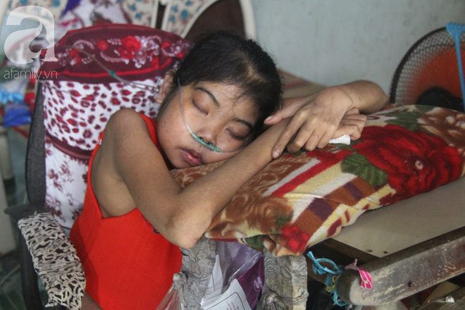 Ph&eacute;p m&agrave;u đến với c&ocirc; g&aacute;i trẻ 12 năm ngủ ngồi, chỉ mong chết đi cho gia đ&igrave;nh bớt khổ - Ảnh 4.