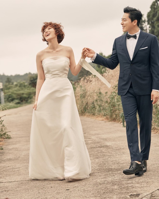 Nữ ca sĩ Hậu duệ mặt trời và tài tử Jo Jung Suk tuyên bố đã kết hôn, lên top 1 Naver với bộ ảnh cưới đẹp ngất ngây - Ảnh 3.