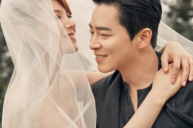 Nữ ca sĩ Hậu duệ mặt trời và tài tử Jo Jung Suk tuyên bố đã kết hôn, lên top 1 Naver với bộ ảnh cưới đẹp ngất ngây - Ảnh 1.
