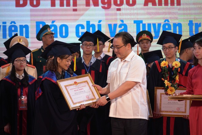 Hà Nội vinh danh 88 thủ khoa tốt nghiệp xuất sắc tại Văn Miếu - Ảnh 3.