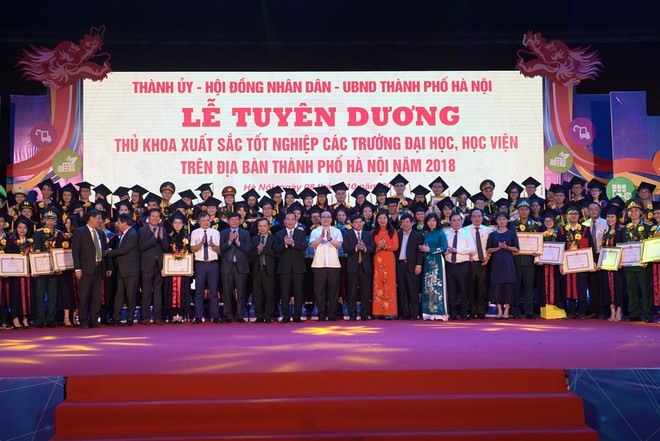 Hà Nội vinh danh 88 thủ khoa tốt nghiệp xuất sắc tại Văn Miếu - Ảnh 1.