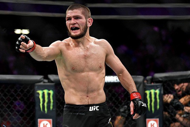 Án phạt cực nặng lơ lửng treo trên đầu độc cô cầu bại Khabib vì tung cước vào đồng đội của McGregor - Ảnh 1.