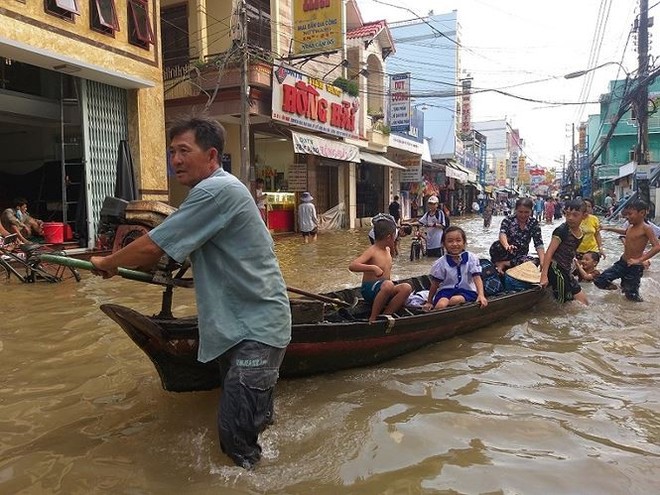 Nước bủa vây, phụ huynh bơi ghe trên phố đón con   - Ảnh 1.