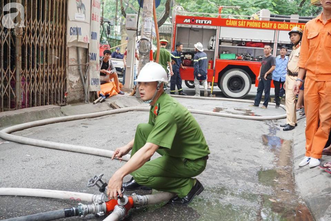 Hà Nội: Thắp hương cúng mùng 1, ngôi nhà trên phố Núi Trúc bốc cháy dữ dội - Ảnh 3.