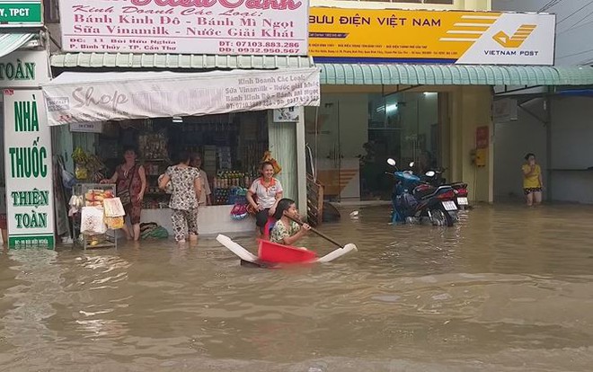 Nước bủa vây, phụ huynh bơi ghe trên phố đón con   - Ảnh 3.